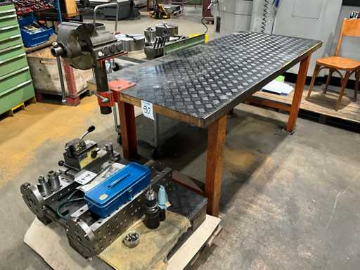 Werkbank met bankschroef