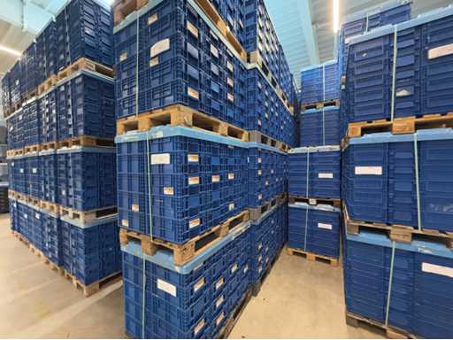   Beaucoup de boîtes en plastique