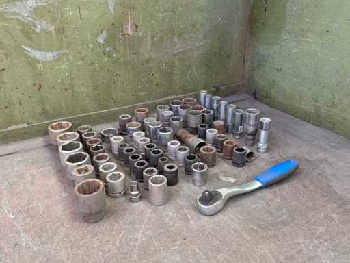 Batch von Steckschlüsseln mit Steckschlüssel (65x)