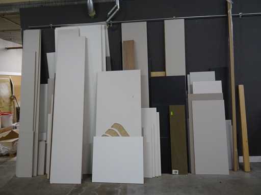 Lotto di materiale in lamiera e residui di legno