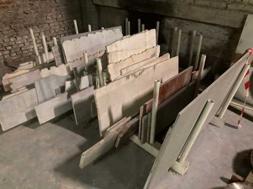 Rastreliera di plastica con piccole lastre di marmo