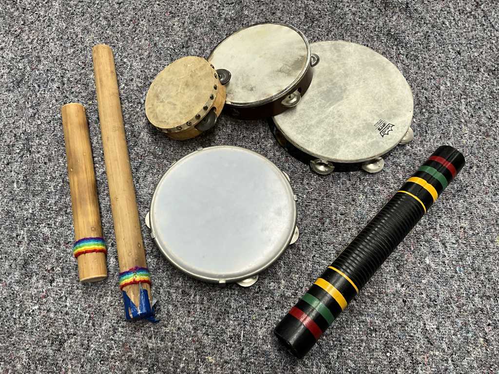 13 instruments de percussion variés