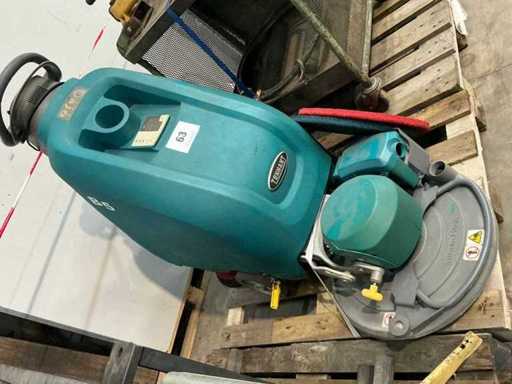 Tennant B5 Walk Floor Scrubber