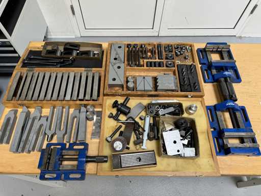   Dispositifs de serrage des poteaux