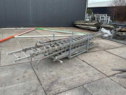 Un lot de scări din aluminiu