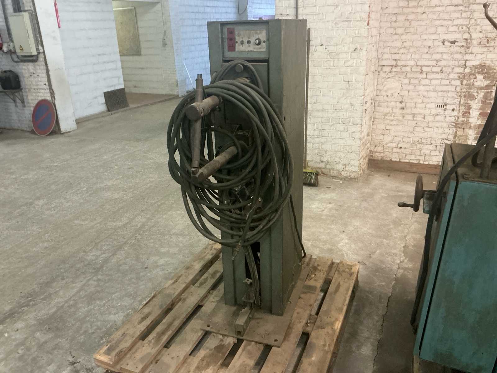 Spot welding machine