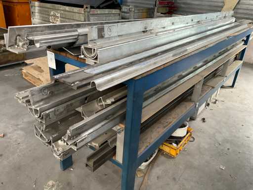 Charge von Biegeaufsätzen für Abkantpressen