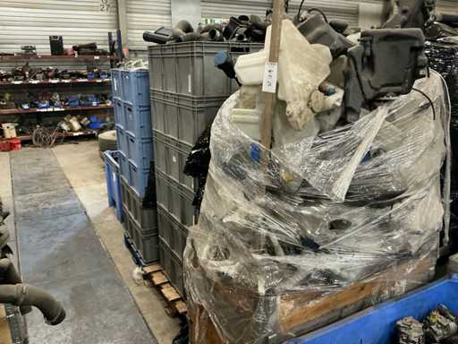 Batch of Mercedes-Benz auto parts