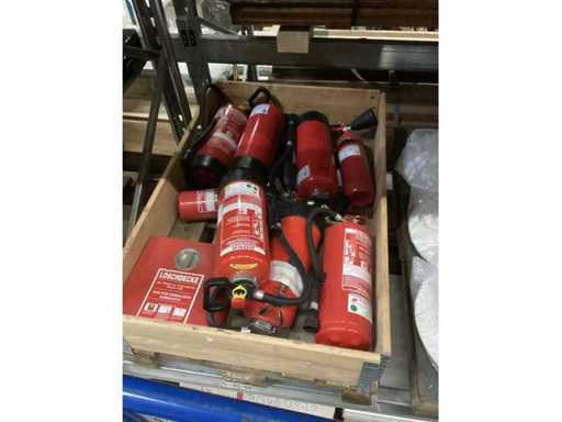 Feuerlöscher (8x) und Löschdecke