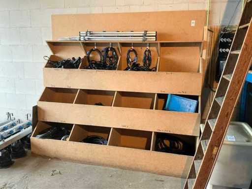 Opbergwand met audiokabels