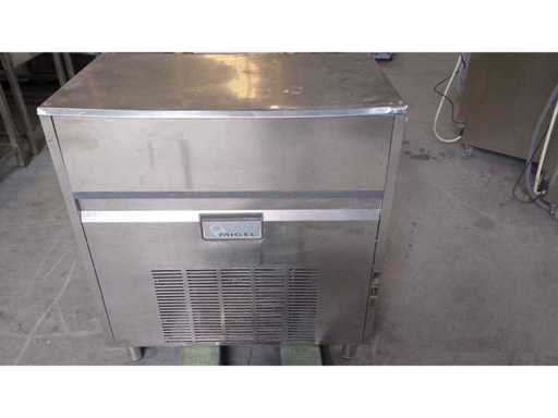 MIGEL-Eismacher mit vollen Würfeln