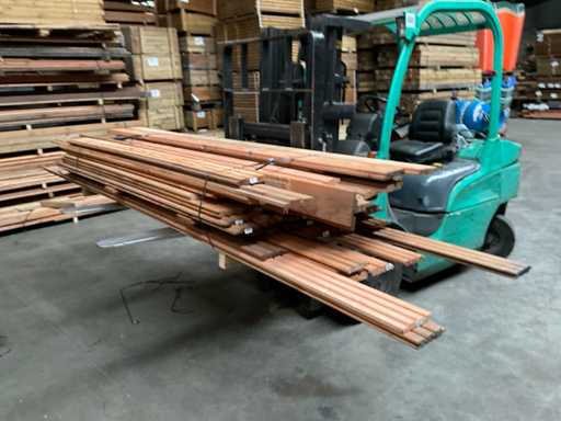 Douglasplanken in verschiedenen Größen: 300–500 cm (70x)