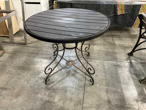 Stahlgartentisch