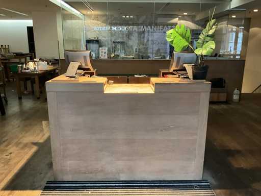 Banco di accoglienza con registratore di cassa e sistema di comunicazione