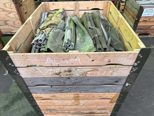 Lot de lits de camp et de pièces détachées