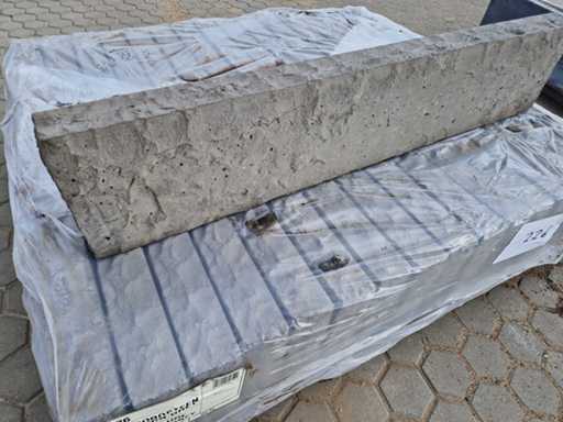 Betonowe kamienie na placu (ok. 45 elementów) 