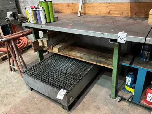 Banco da lavoro con morsa