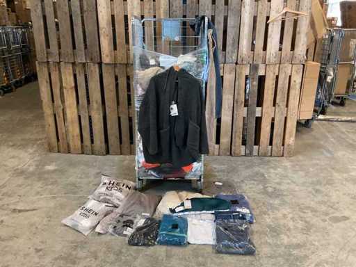 Partij onbezorgde kleding stukken (290x)
