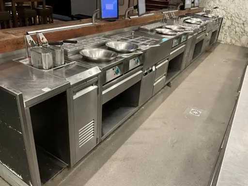 Banco con banco refrigerato e saladette (C)