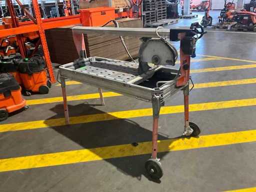 Machine à scie sur table