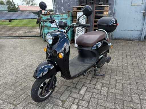 2023 Leone Arrow Black Shiny E-Scooter