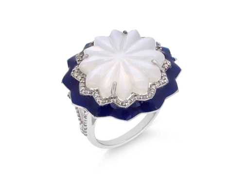 Ring mit Kristall und natürlichen Diamanten, umgeben von einem blauen Rand