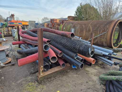 Stalen rek met inhoud