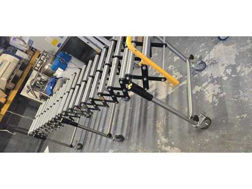 Adjustable roller conveyor. foldable roller turning conveyor belt