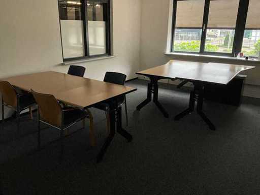 Bureaus, tafels en stoelen