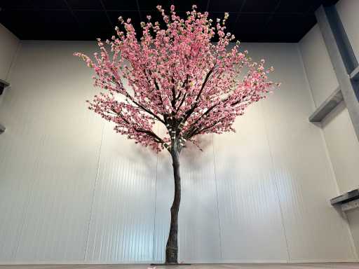 Sztuczne drzewo z kwiatem brzoskwini królewskiej Pachira