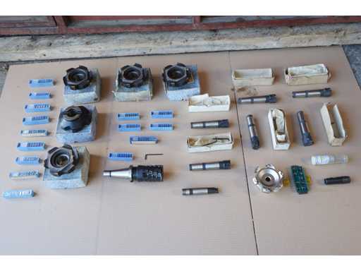   O mul?ime de scule de frezat cu pl?cu?e amovibile