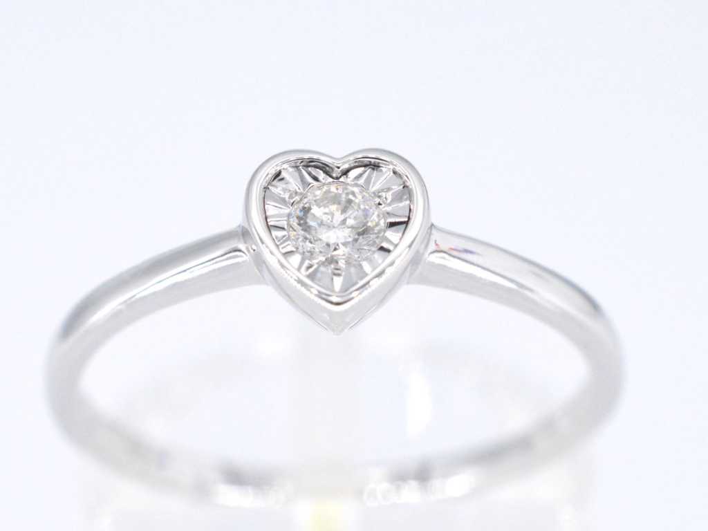 Witgouden ring met een briljant geslepen diamant in hartvorm