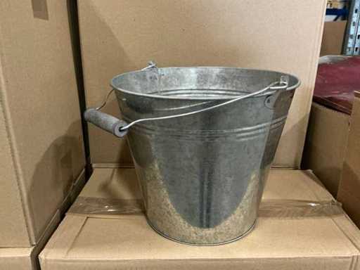 Beaucoup de seaux en zinc avec un manche en bois H21,5xØ25,5cm (720x)