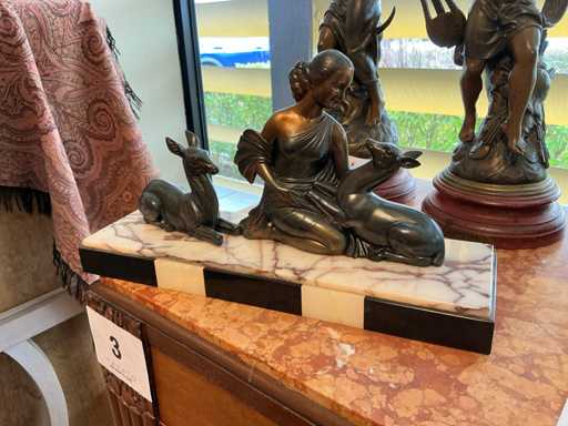 Sculptuur “de vrouw en de biches”