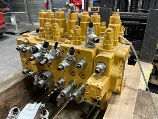 Caterpillar 313 Valve control