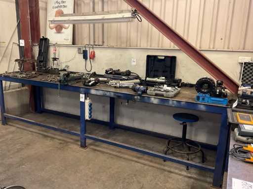 Metal work table (2x)