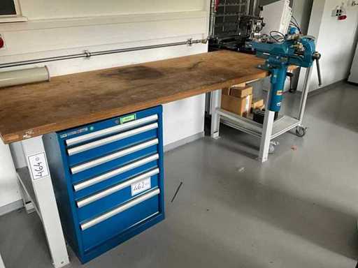 Workbench with vice