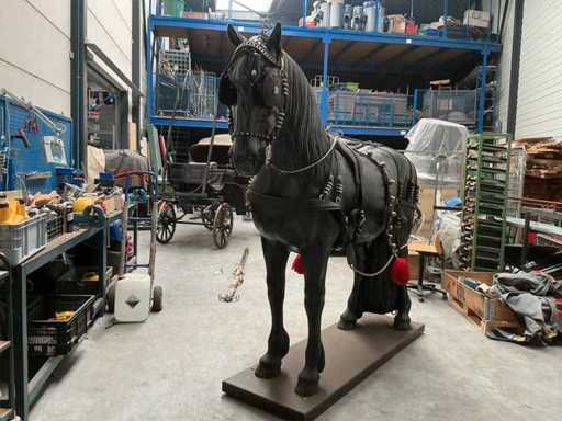 Calul decorativ cu hamuri