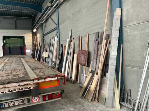 Charge von Planken und Aluminiumprofilen