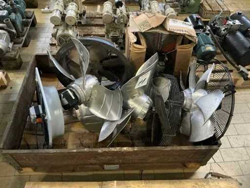 Stock d’accessoires, de pièces détachées et de stocks d’entrepôt