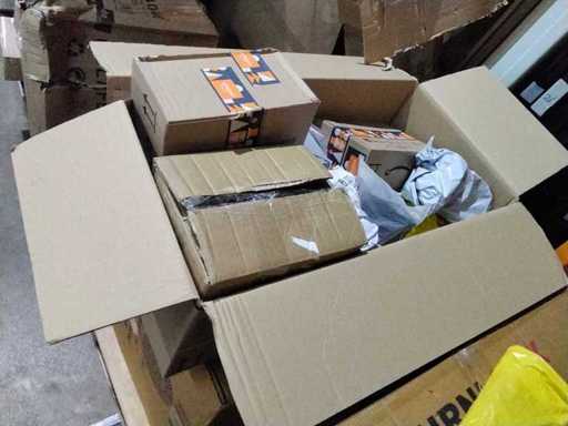 Große Kiste voller Amazon-Rückgaben