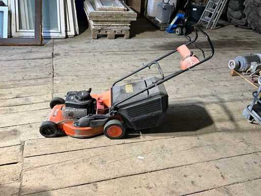 Te hard rijdende grasmaaier