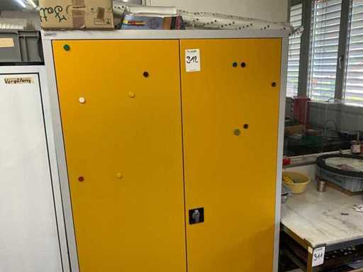 Gefahrstoffschrank mit Inhalt