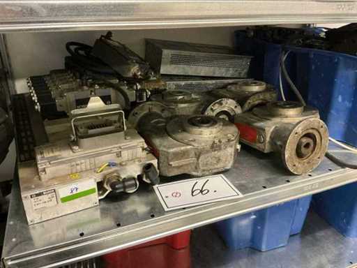 Vari dispositivi elettronici/pneumatici/pezzi di ricambio