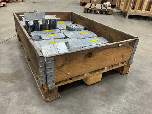 Lotto di vari supporti per travi (130x)