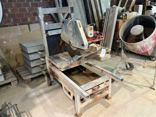 SCT Pi?a do kamienia na placu budowy