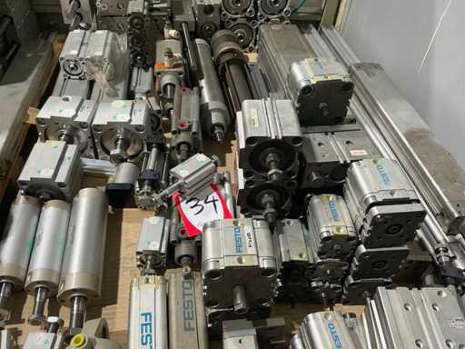 Batch of pneumatic cylinders of different diameters and lengths (approx 80)
