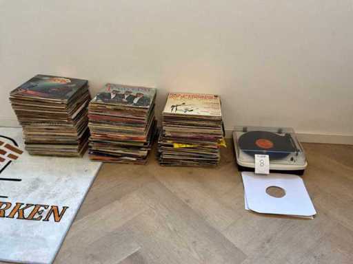Giradischi con un lotto di LP