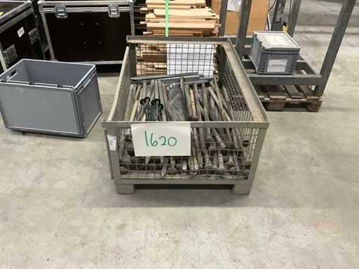 Paletten-Gitterbox mit Konvolut Erdnägel, Zeltheringe