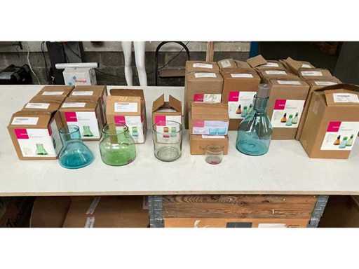 Design imperfetto vari oggetti in vetro tra cui portacandele e vasi (20 volte)